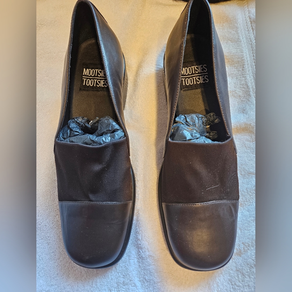 Mootsie Tootsie, size 10 lower, new.